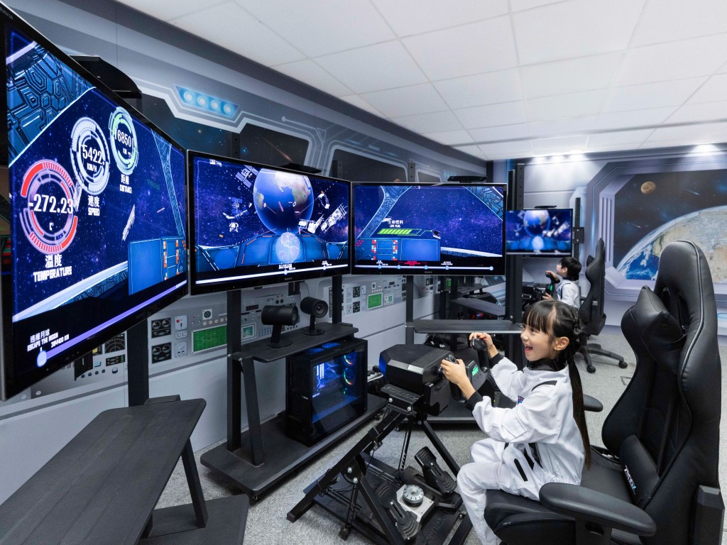 9. 星際任務太空人_模擬駕駛宇宙飛船飛越銀河天際.jpg